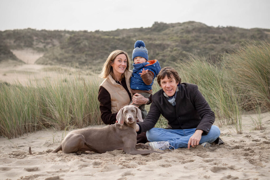 Hondenfotografie fotoshoot Weimaraner in Koksijde met Theia. Spontane beelden in de duinen met gezin en zachte herfstsfeer.