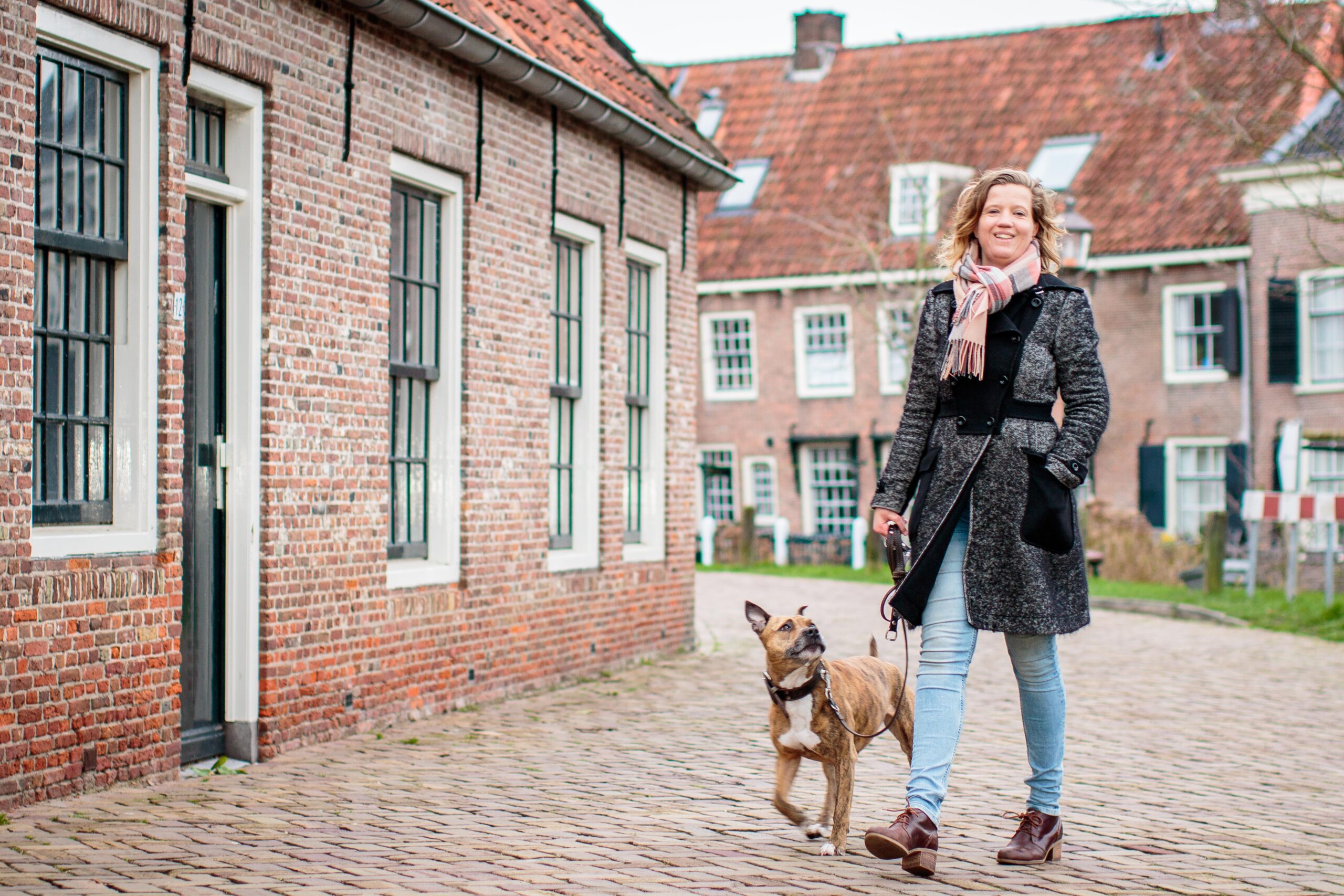 Gabry Zijlstra wandelt met Amerikaanse Staffordshire Terriër door het dorp Linschoten