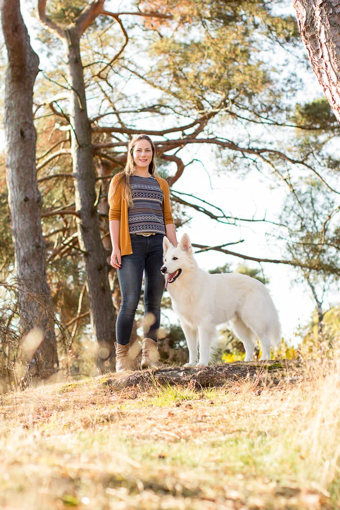 fotoshoot-met-je-hond-zeist-zwitserse-herder-portret-1-1 Portret van witte herdershond met bazin in het bos Heidestein in Zeist